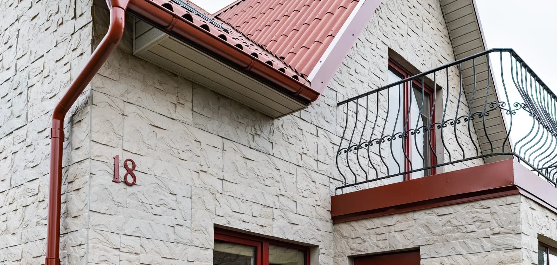 Renovated detached house and sand-coloured KODERUS F6 façade surface